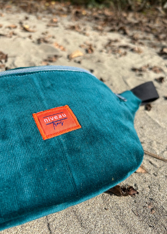 Banane Tchikita velours bleu canard