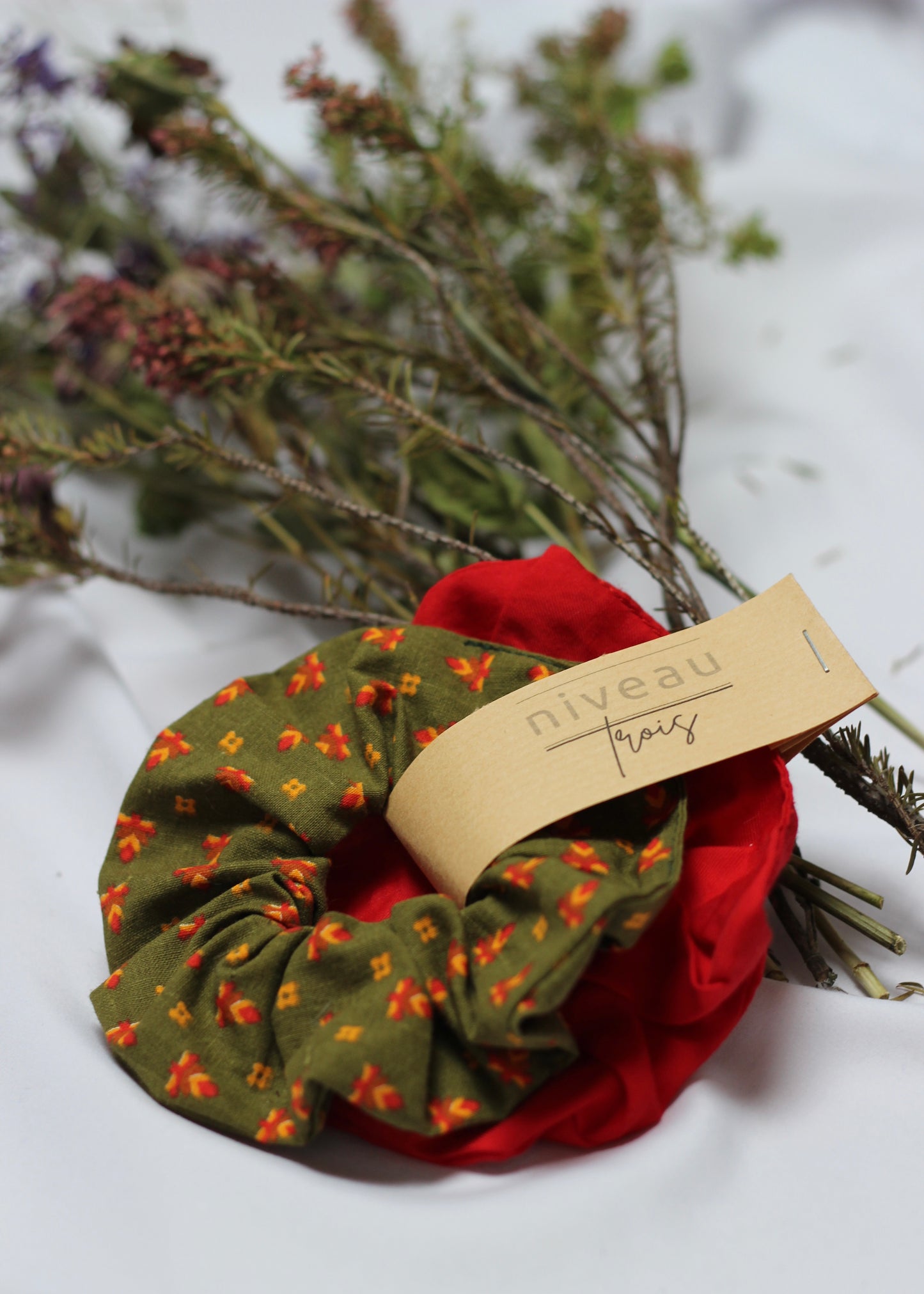 Lot de 2 chouchous scrunchie rouge vif et kaki à motifs