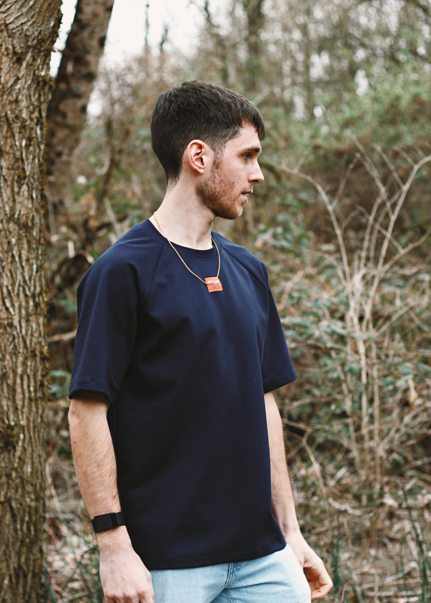 Homme portant le tshirt Dama marine avec logo devant.