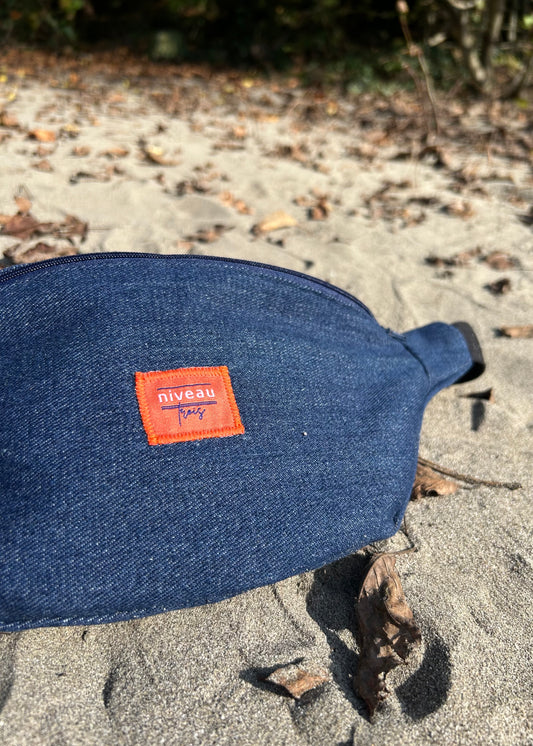 Banane en jean marine, zoom sur le logo