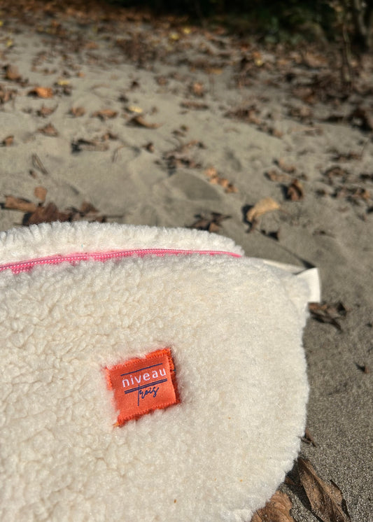 Banane en tissu sherpa beige, zoom sur le logo