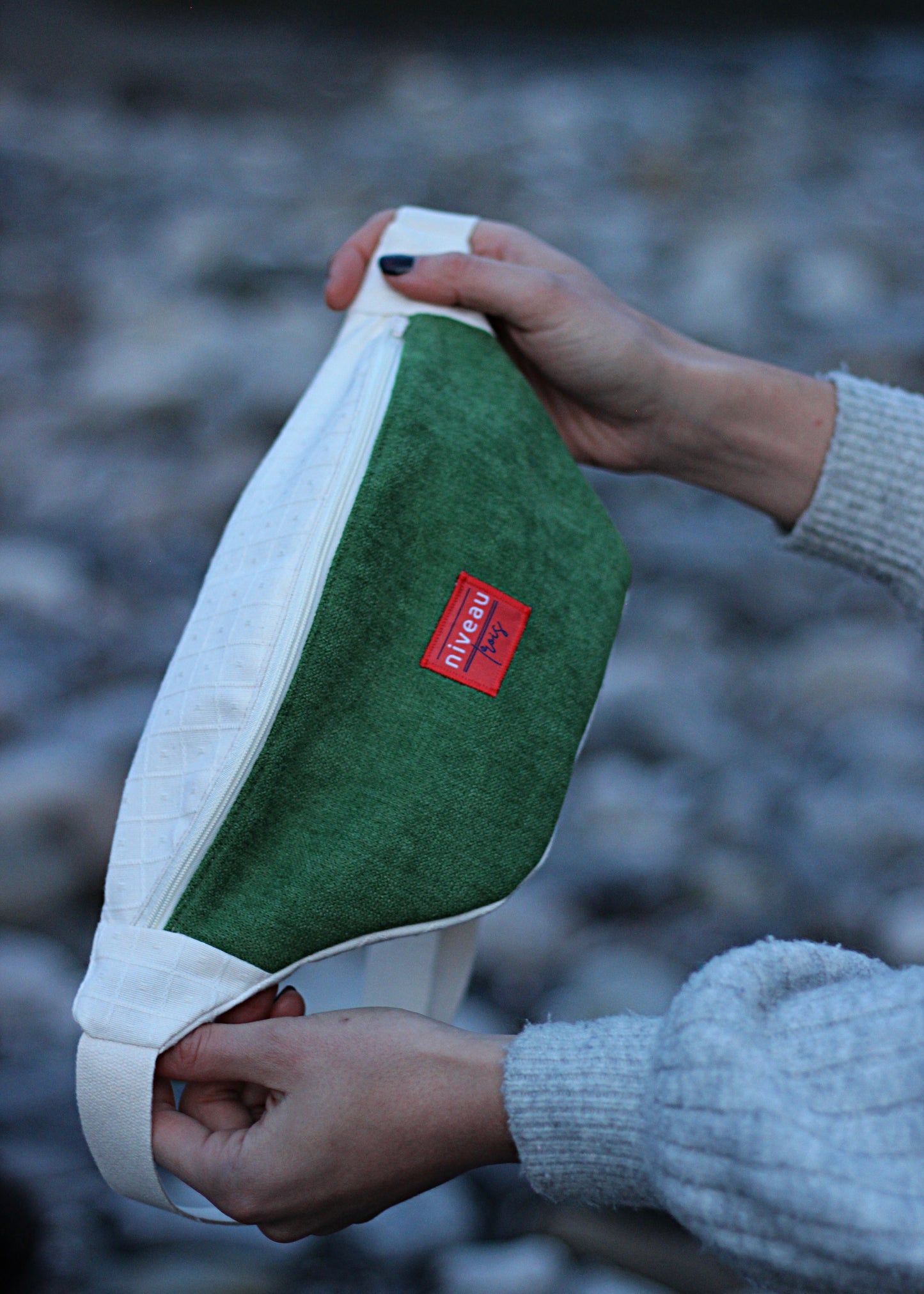 Banane en velours vert et toile beige, zip blanc, sangle blanche, logo devant.