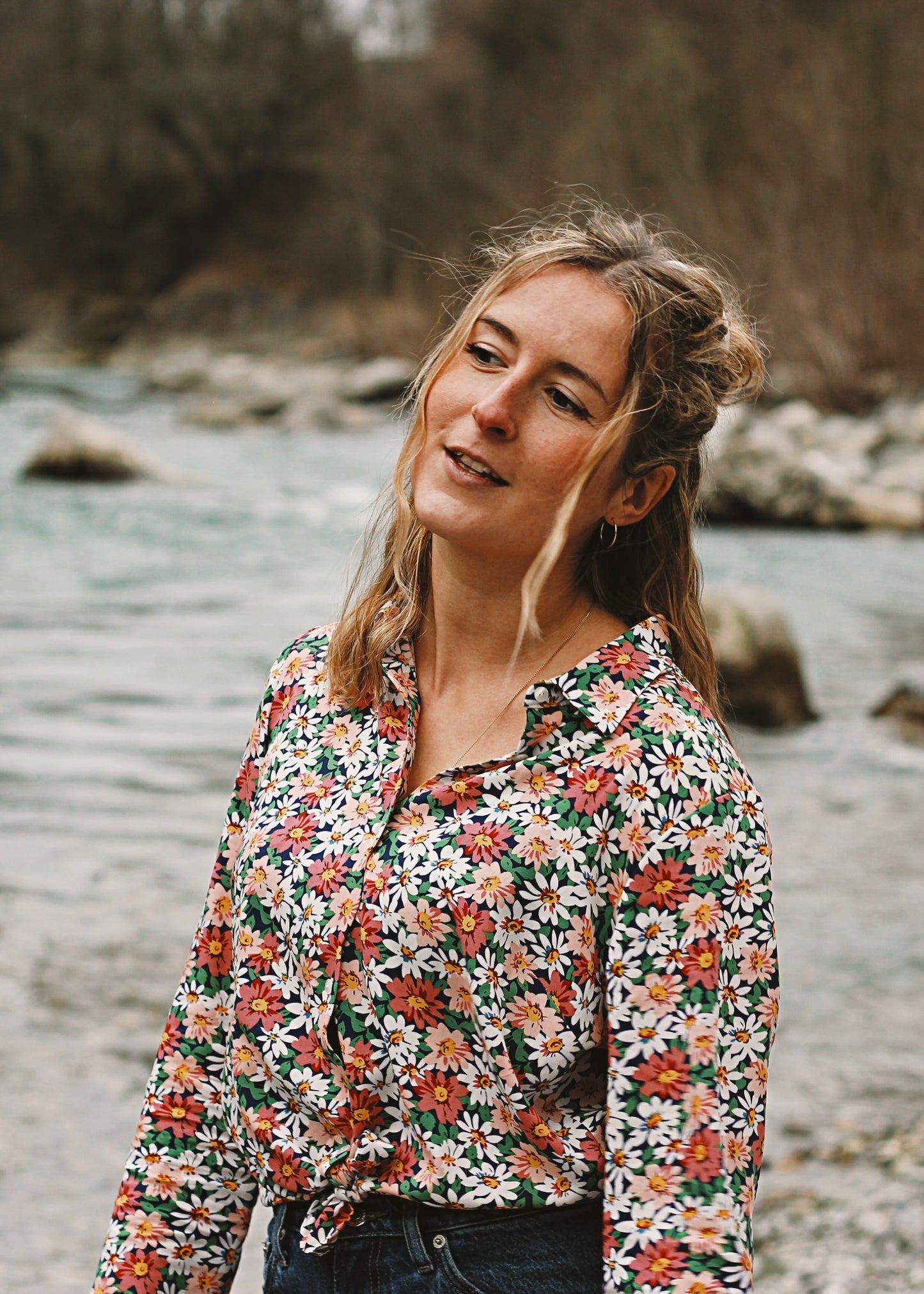 Femme portant le chemisier Iris au bord de l'eau