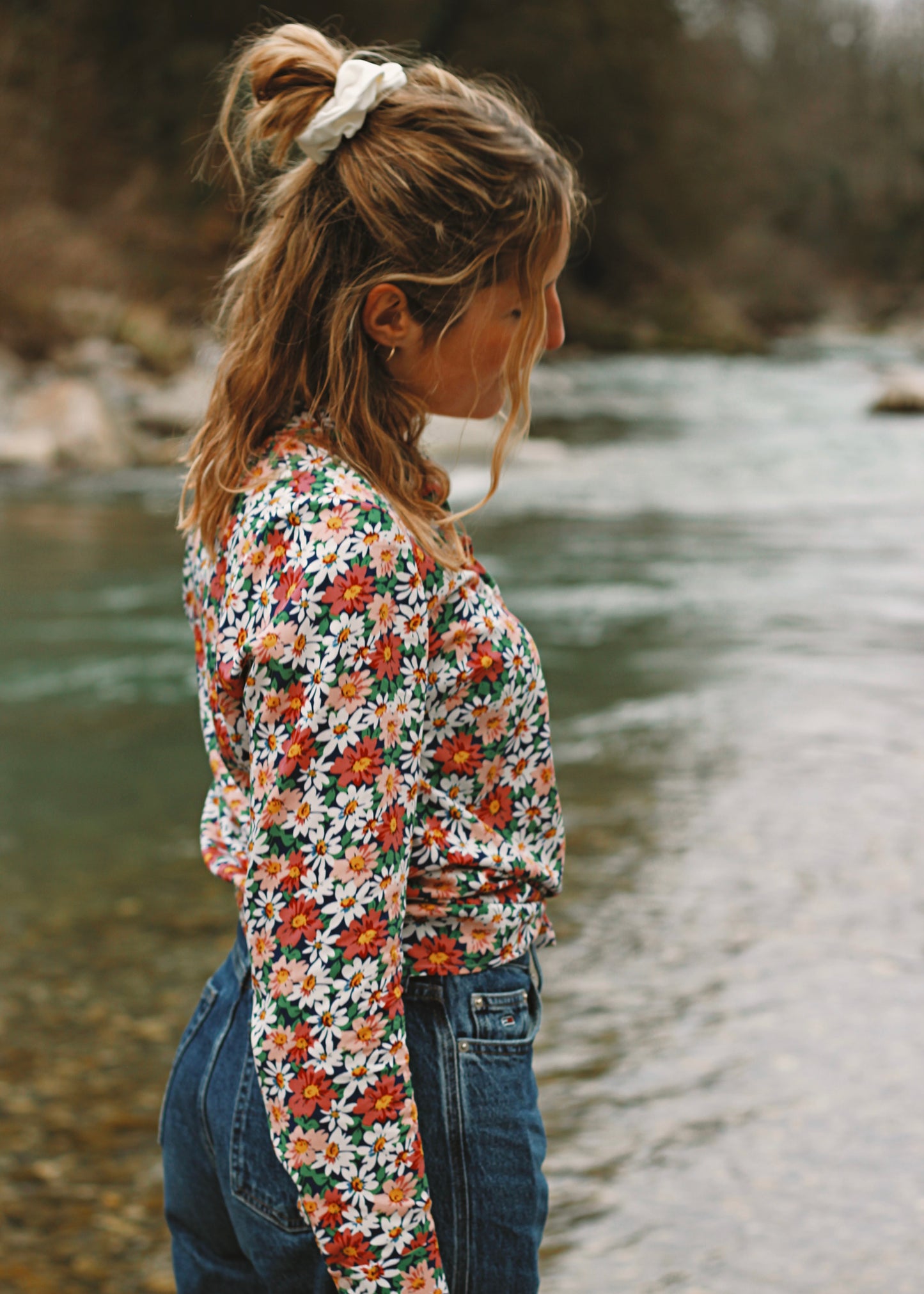 Femme portant le chemisier Iris au bord de l'eau