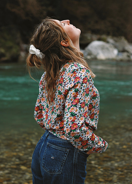 Femme portant le chemisier Iris au bord de l'eau