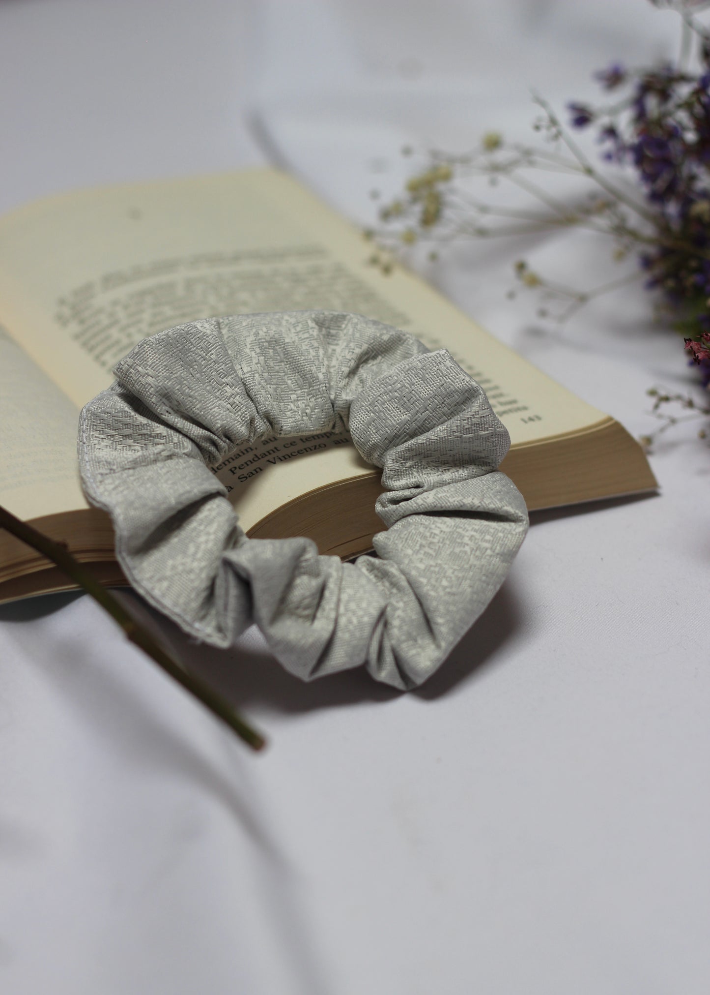 Chouchou scrunchie gris argenté