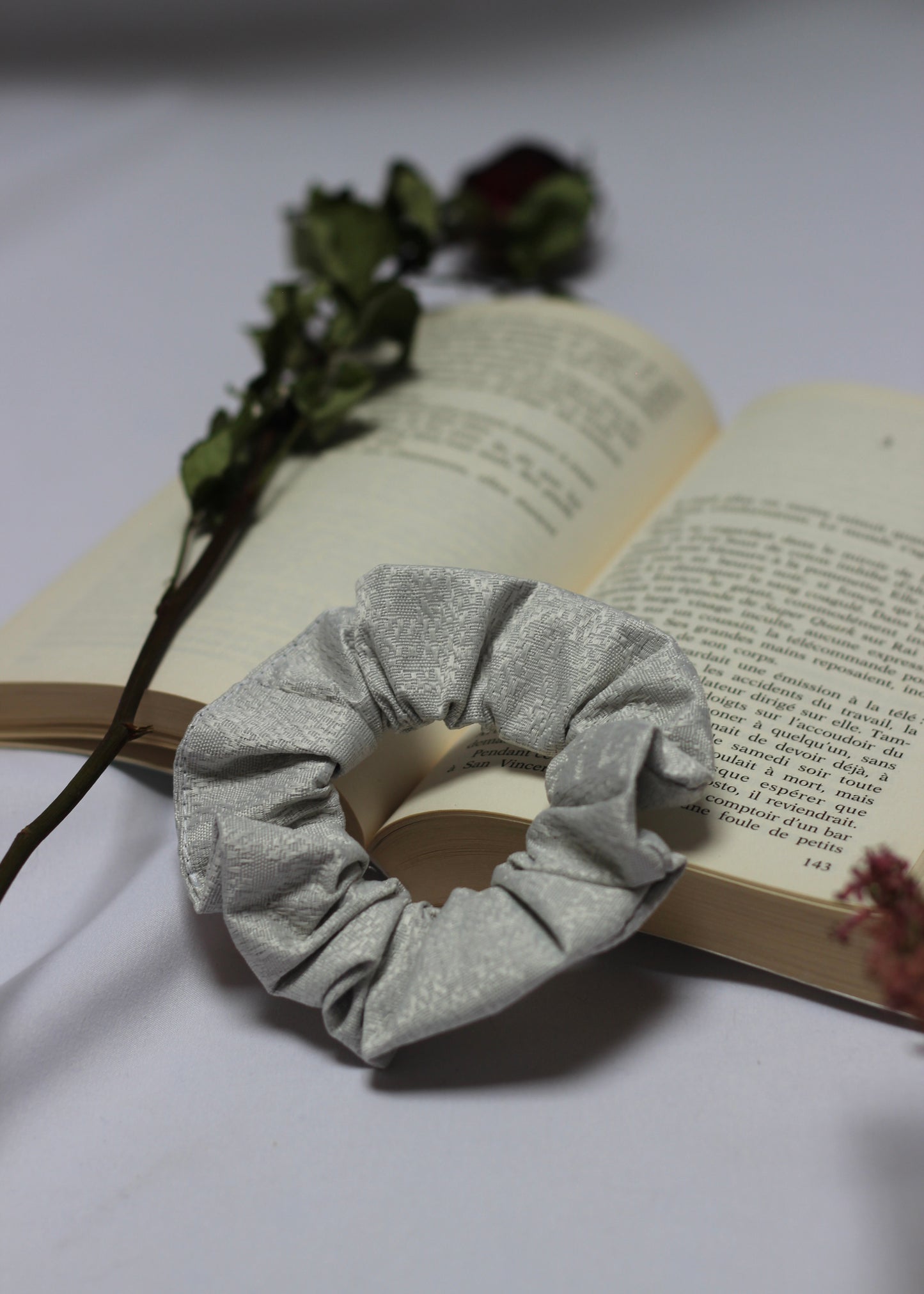 Chouchou scrunchie gris argenté