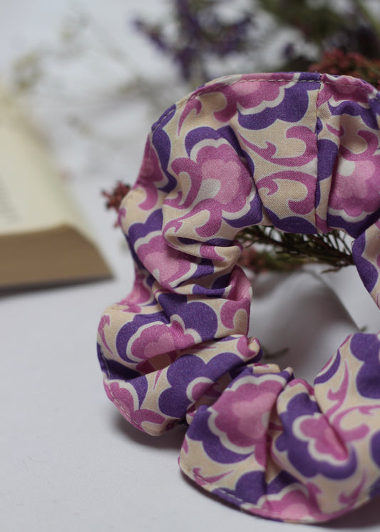 Chouchou scrunchie motif baroque lila