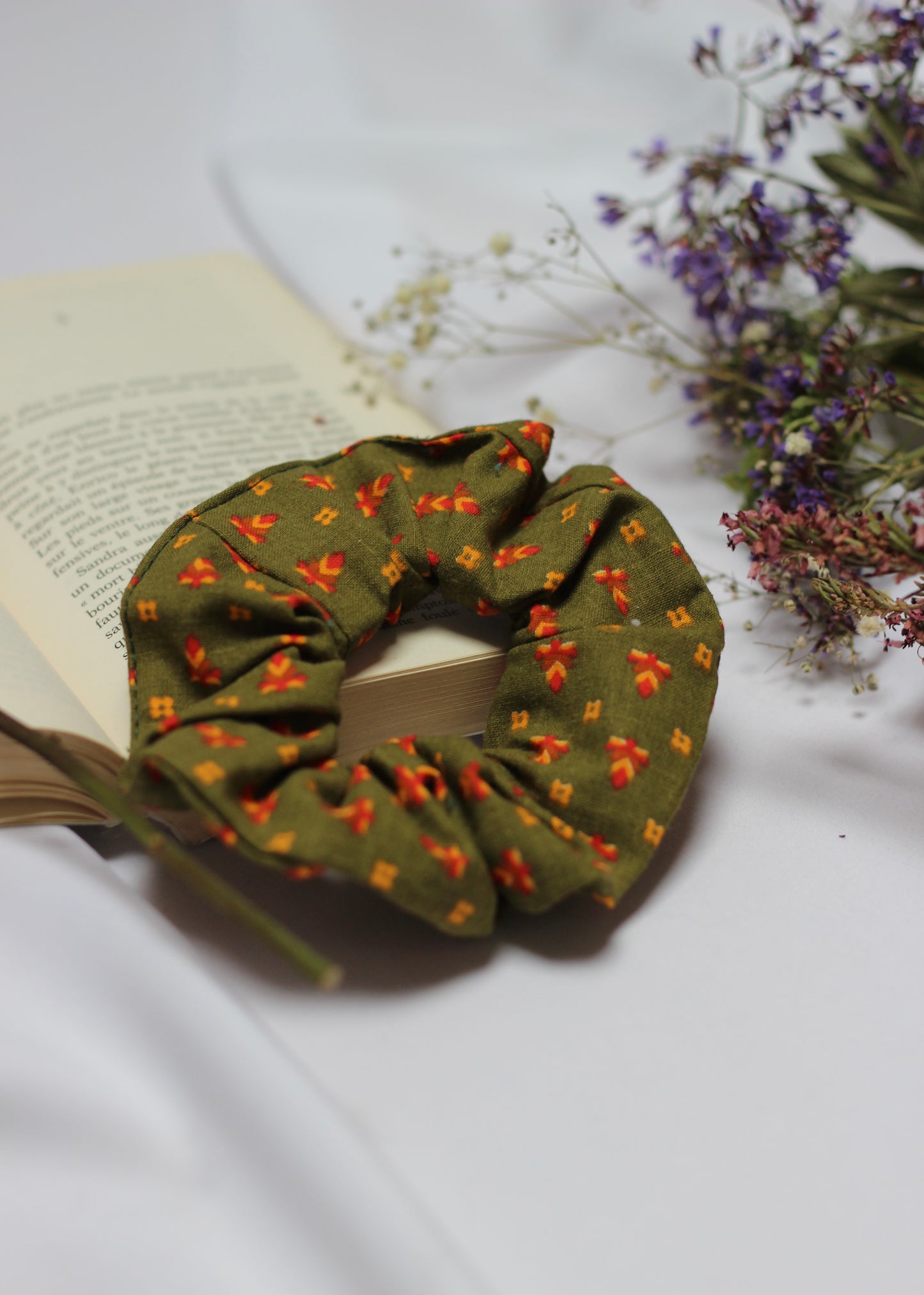 Chouchou scrunchie à motifs kaki