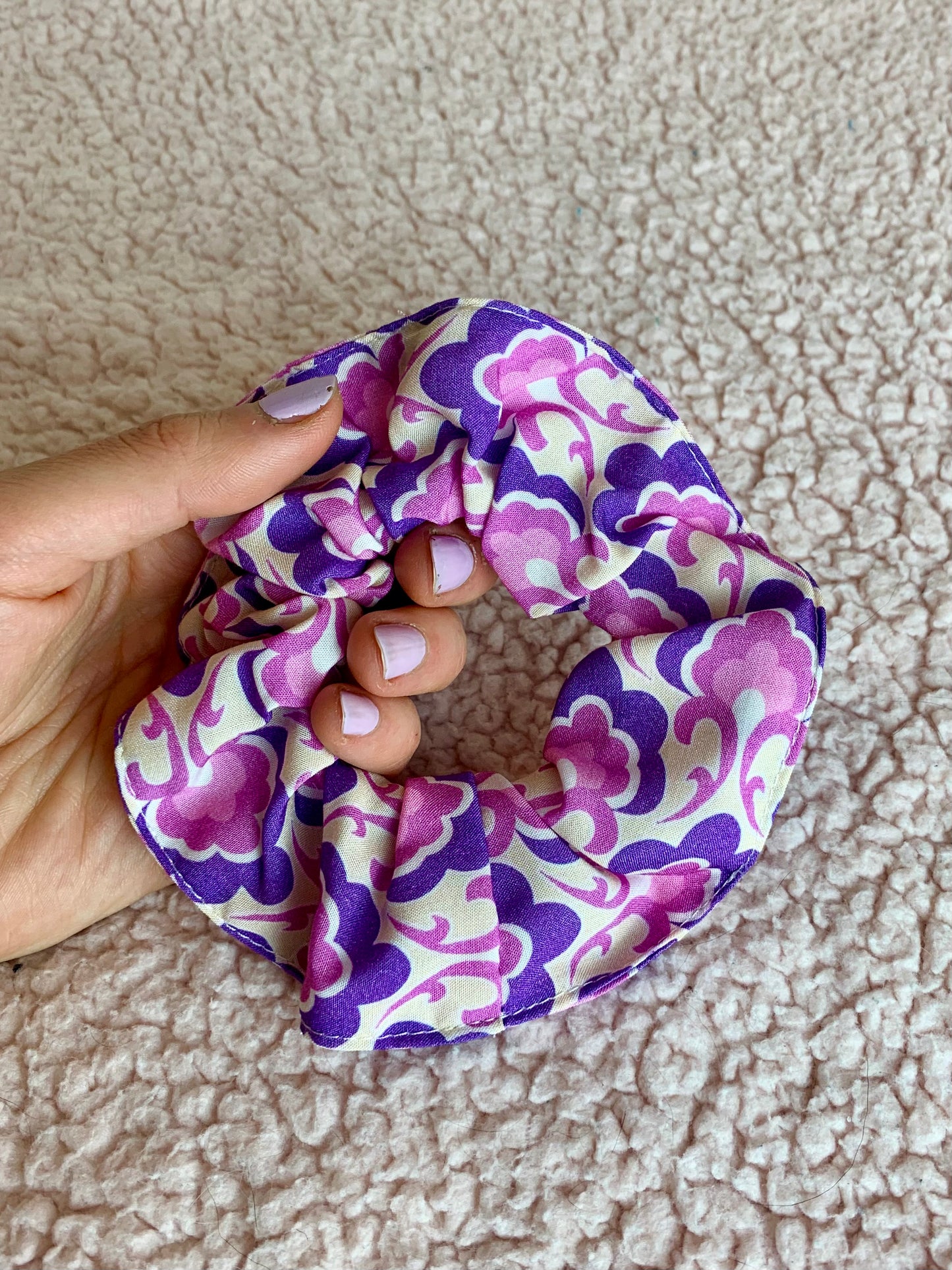Chouchou à motifs violet.