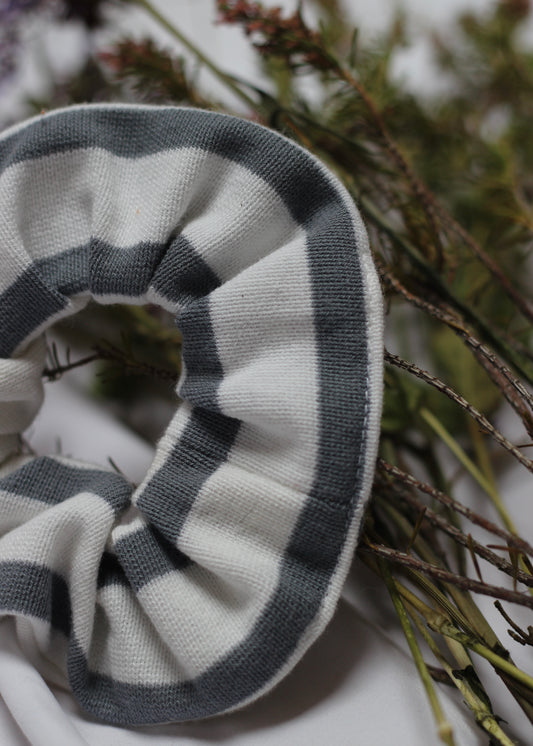 Chouchou scrunchie rayé blanc et gris