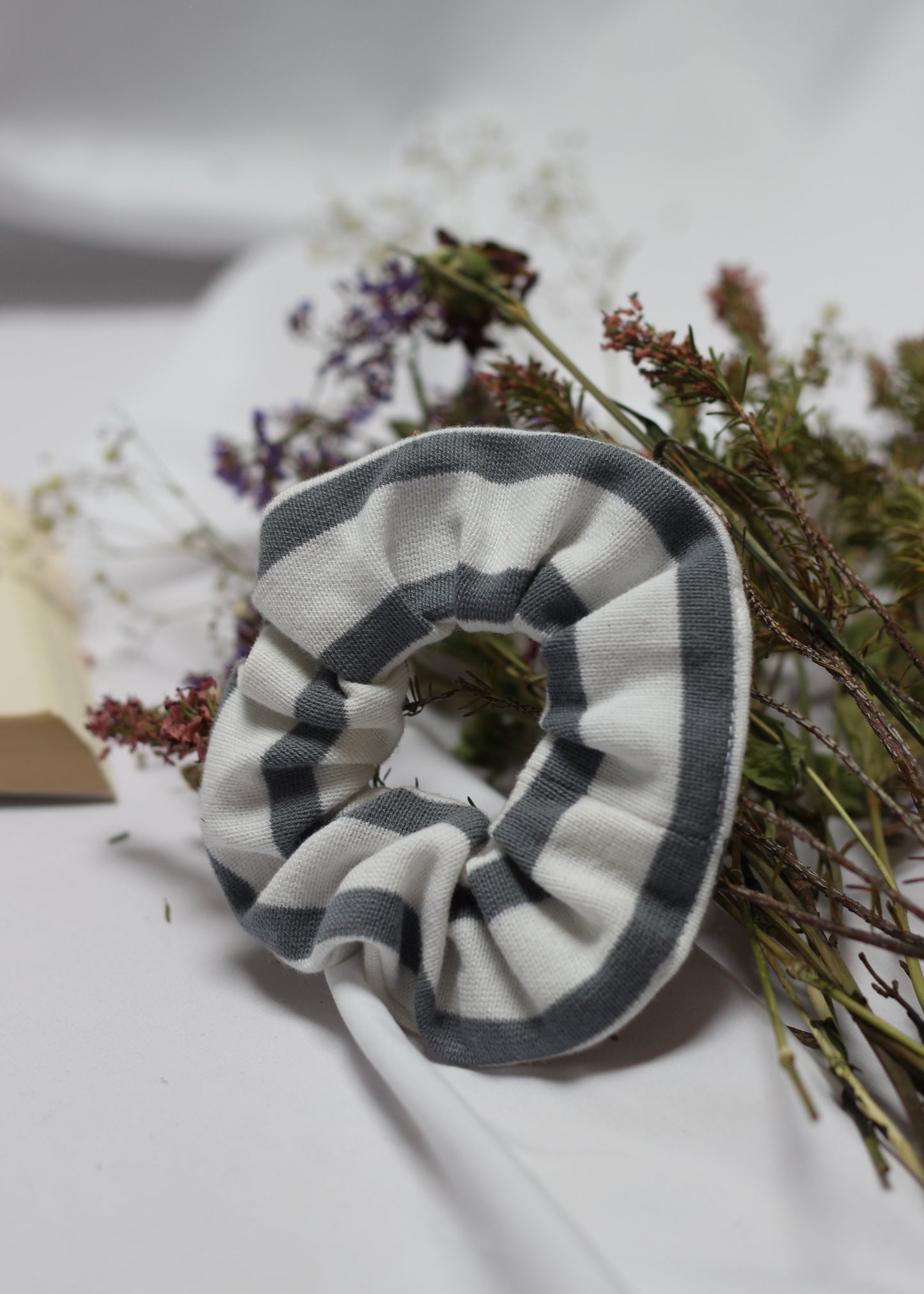 Chouchou scrunchie rayé blanc et gris