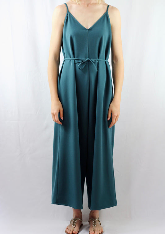 Combinaison très large et fluide, vert canard, serrée à la taille par un cordon, vue de face.