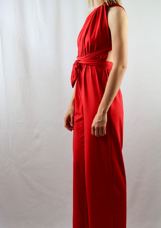 Combinaison stretch rouge, bretelles multifonctions, vue de 3/4 devant.