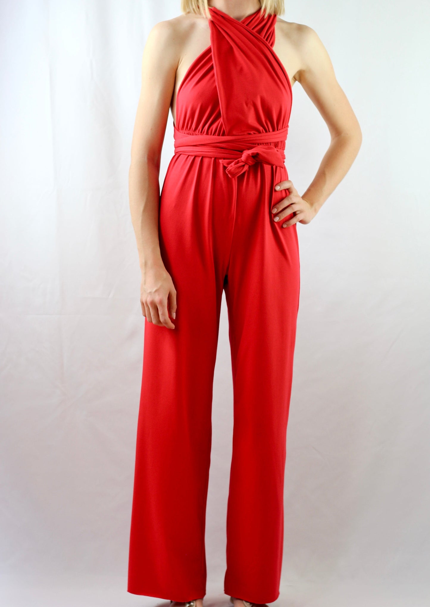 Combinaison stretch rouge, bretelles multifonctions, vue de face.