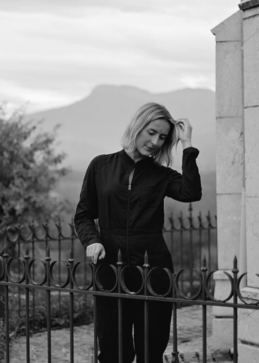 Combinaison pantalon, vue sur le haut, manches longues et zip devant