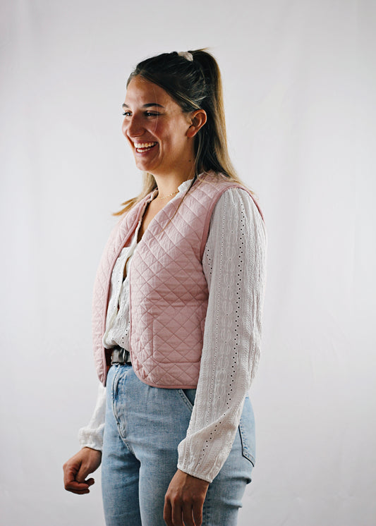 Gilet Alca en tissu molletonné rose réversible, vue de 3/4.