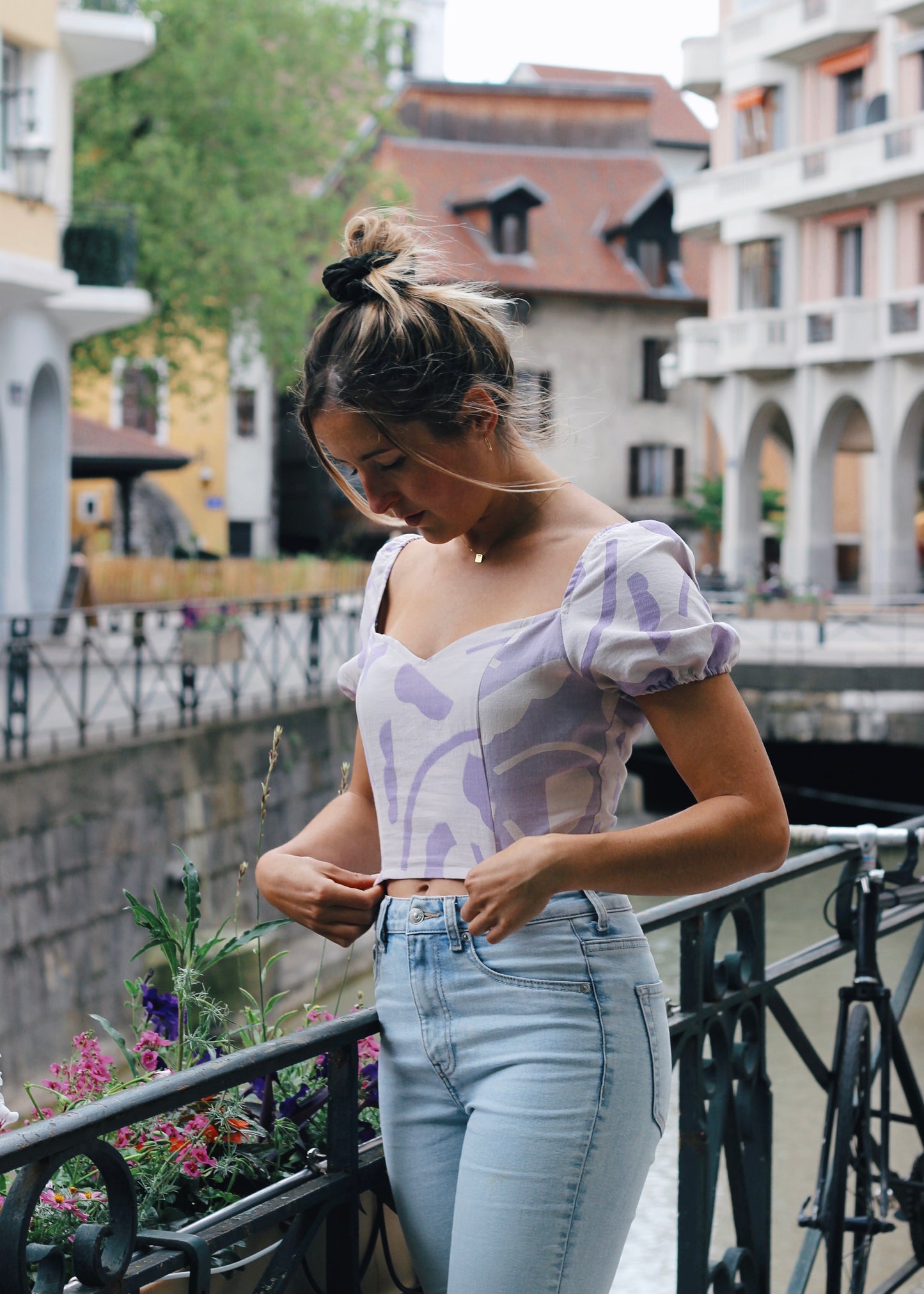 Haut corset, vue de 3/4 devant, zoom sur les découpes