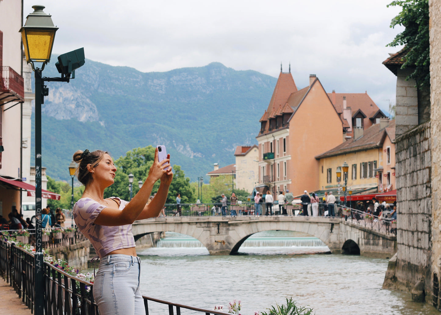 Haut corset, vue d'ensemble avec la vieille ville d'Annecy en arrière plan