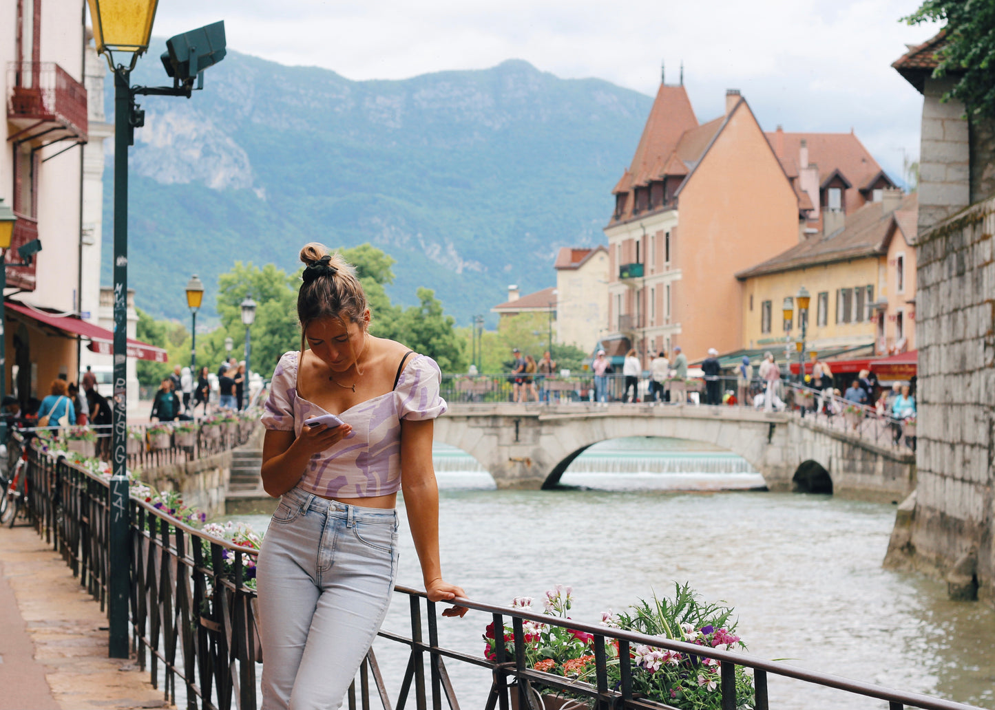 Haut corset, vue d'ensemble avec vieille ville d'Annecy en fond