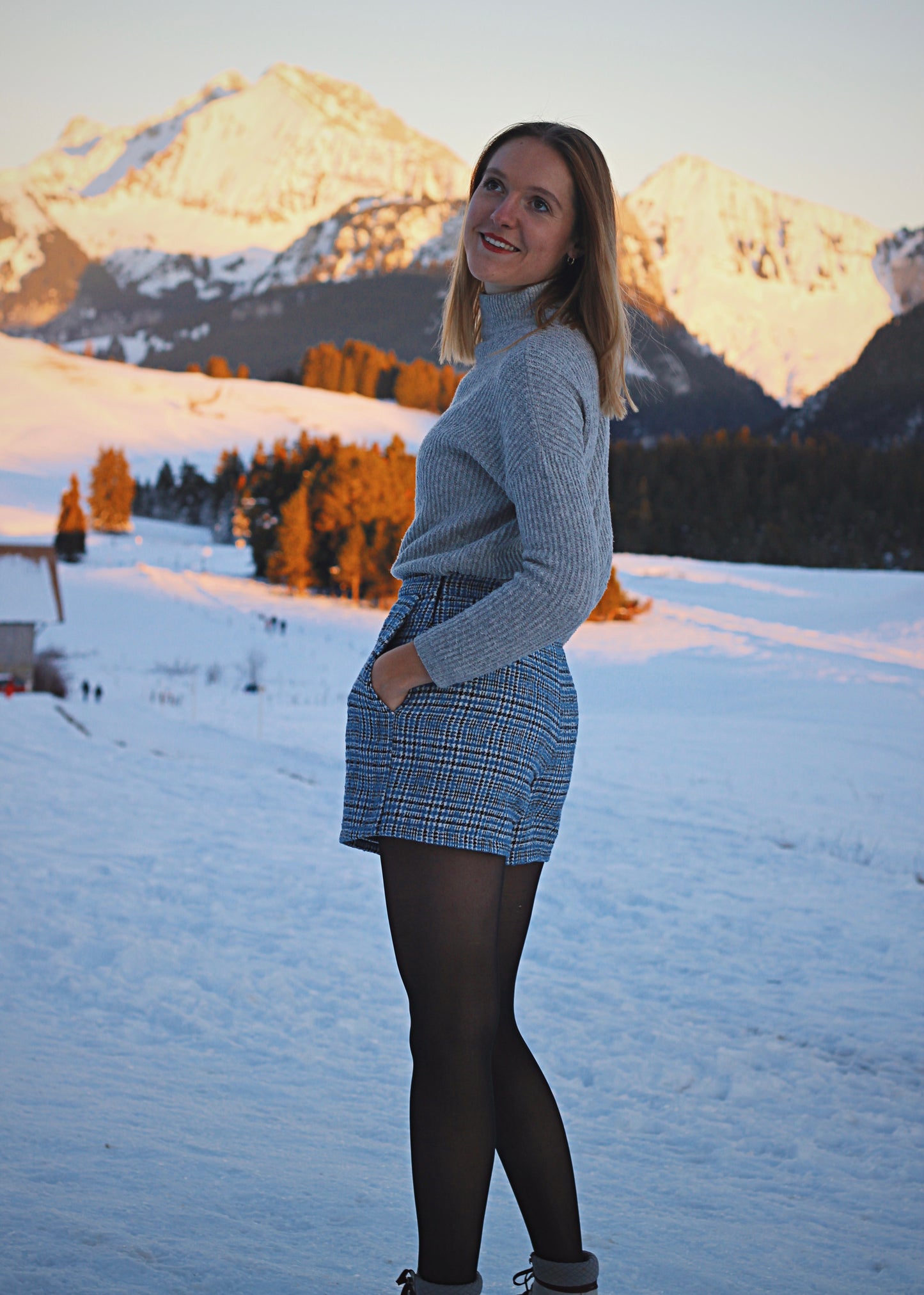 Jupe-short dans la neige, ambiance hivernale au soleil couchant, vue de côté.