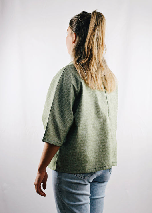 Kimono Sakura, vue de dos, tissu vert à motifs.