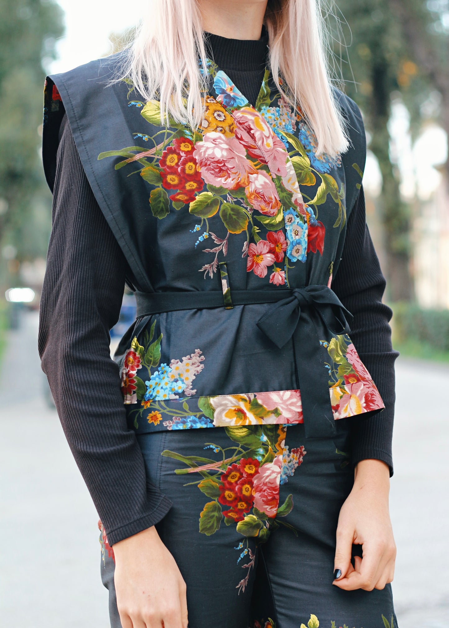 kimono fleuri, noué à la taille