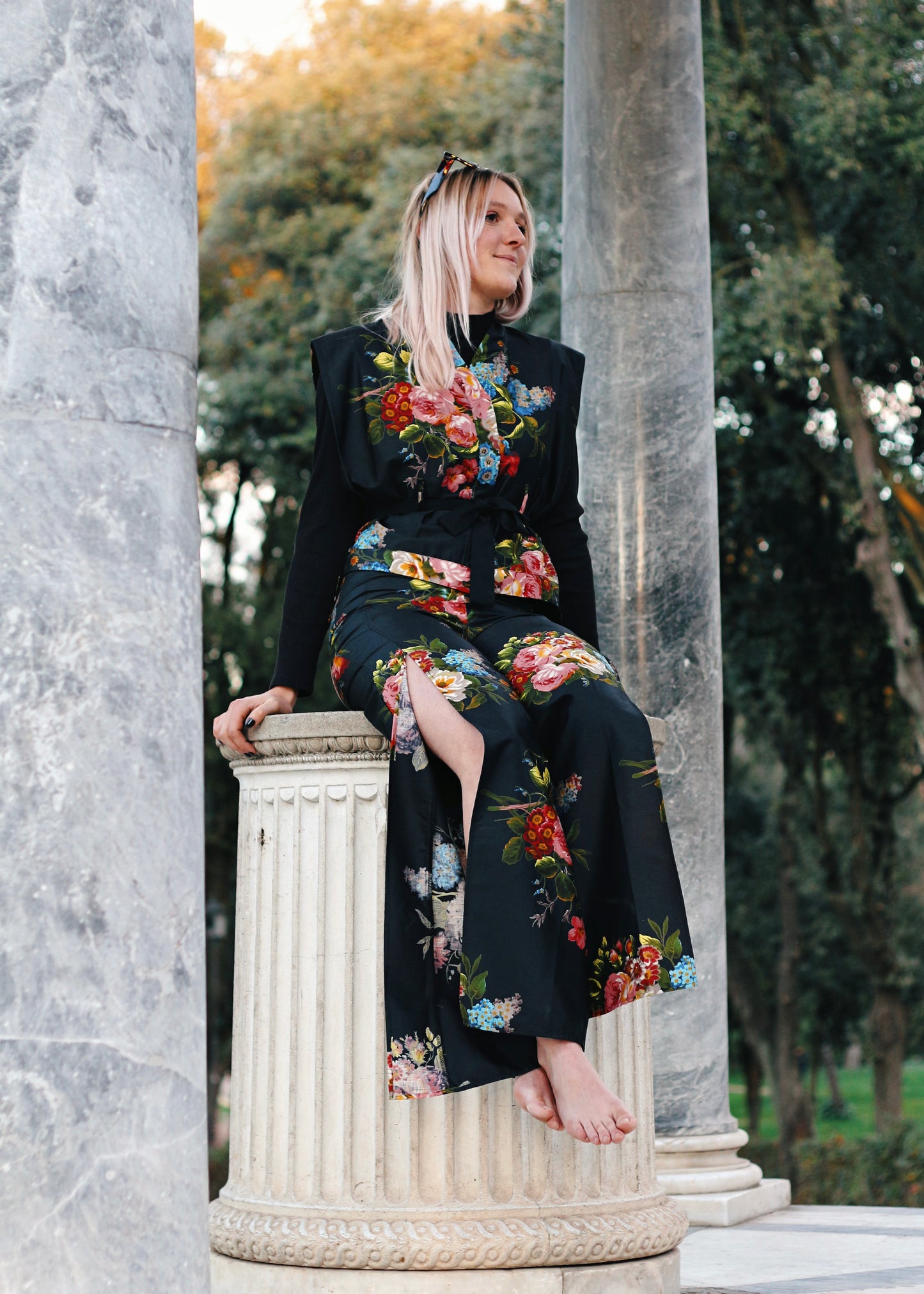 tenue fleurie, pantalon fendu et kimono