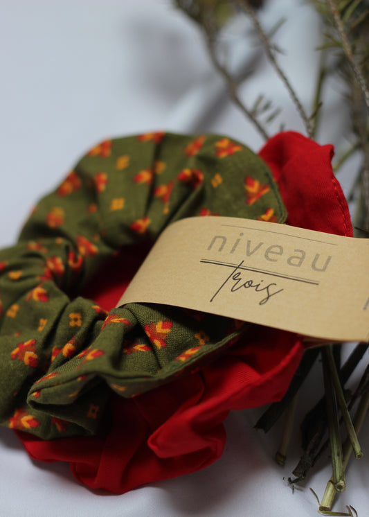 Lot de 2 chouchous scrunchie rouge vif et kaki à motifs