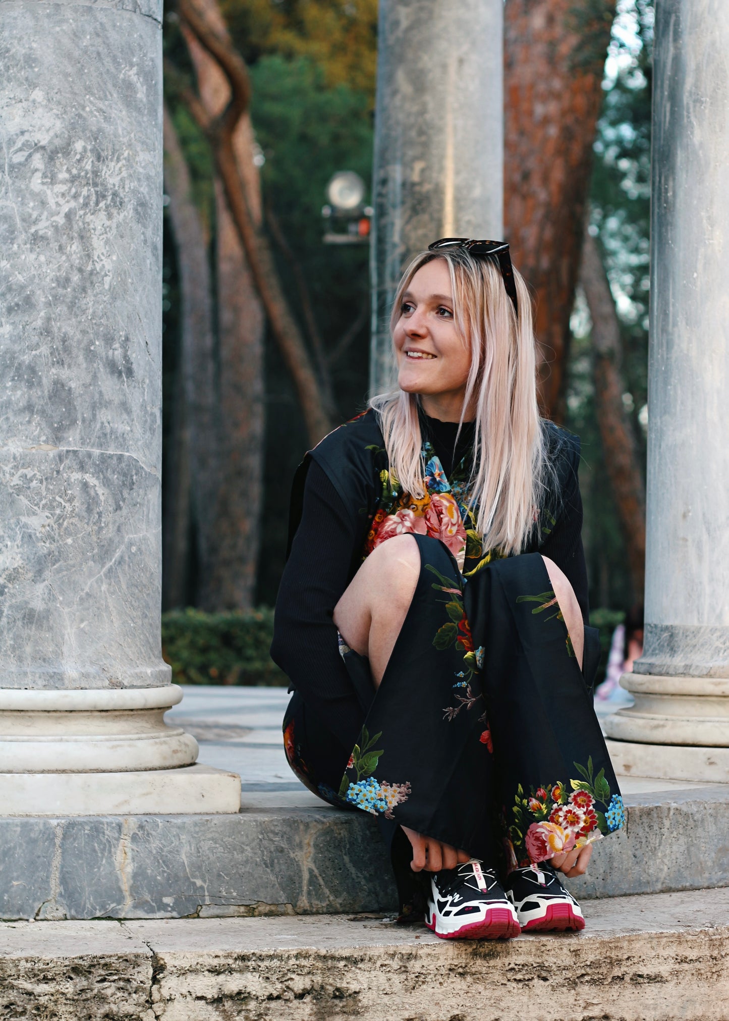 tenue fleurie vue assise, zoom sur les fentes du pantalon