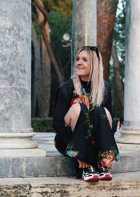 tenue fleurie vue assise, zoom sur les fentes du pantalon