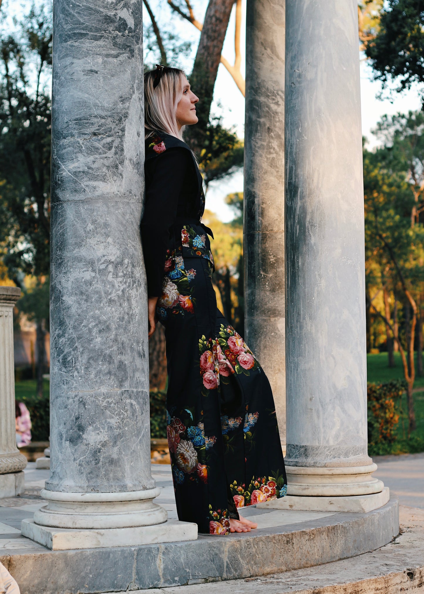 tenue fleurie, pantalon vu de profil