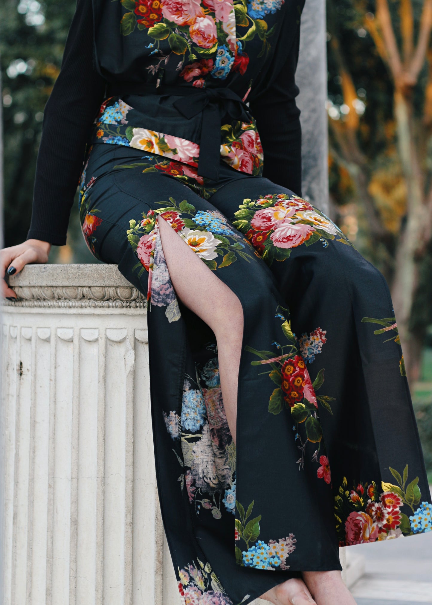 Pantalon fleuri fendu, zoom sur les fentes
