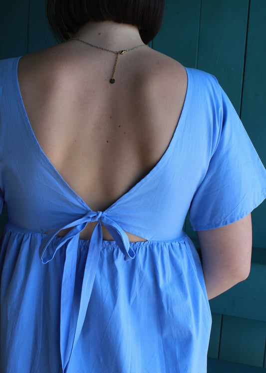 Robe décolleté V, nouée dans le dos, vue de dos