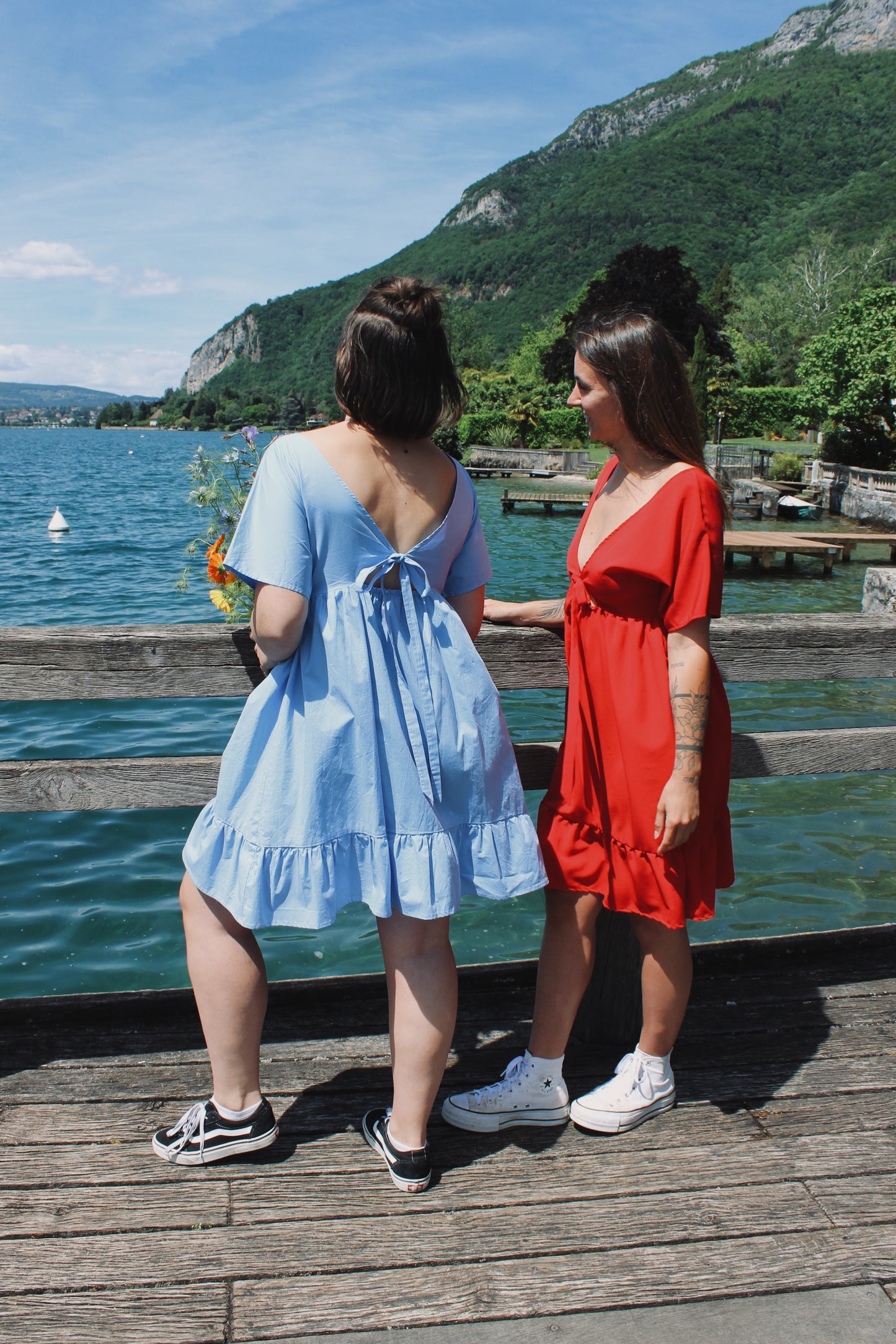 Robes colorées au bord du lac, de dos.