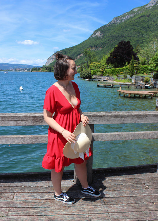 Robe rouge décolleté plongeant, froncée en bas