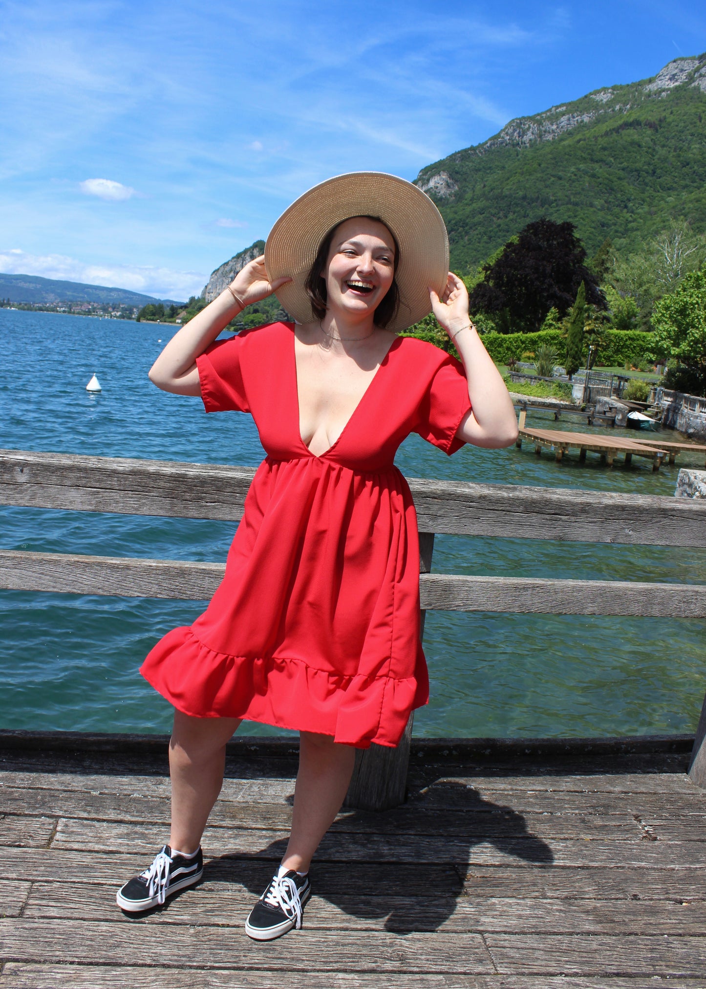 Robe rouge, décolleté plongeant, vue de face