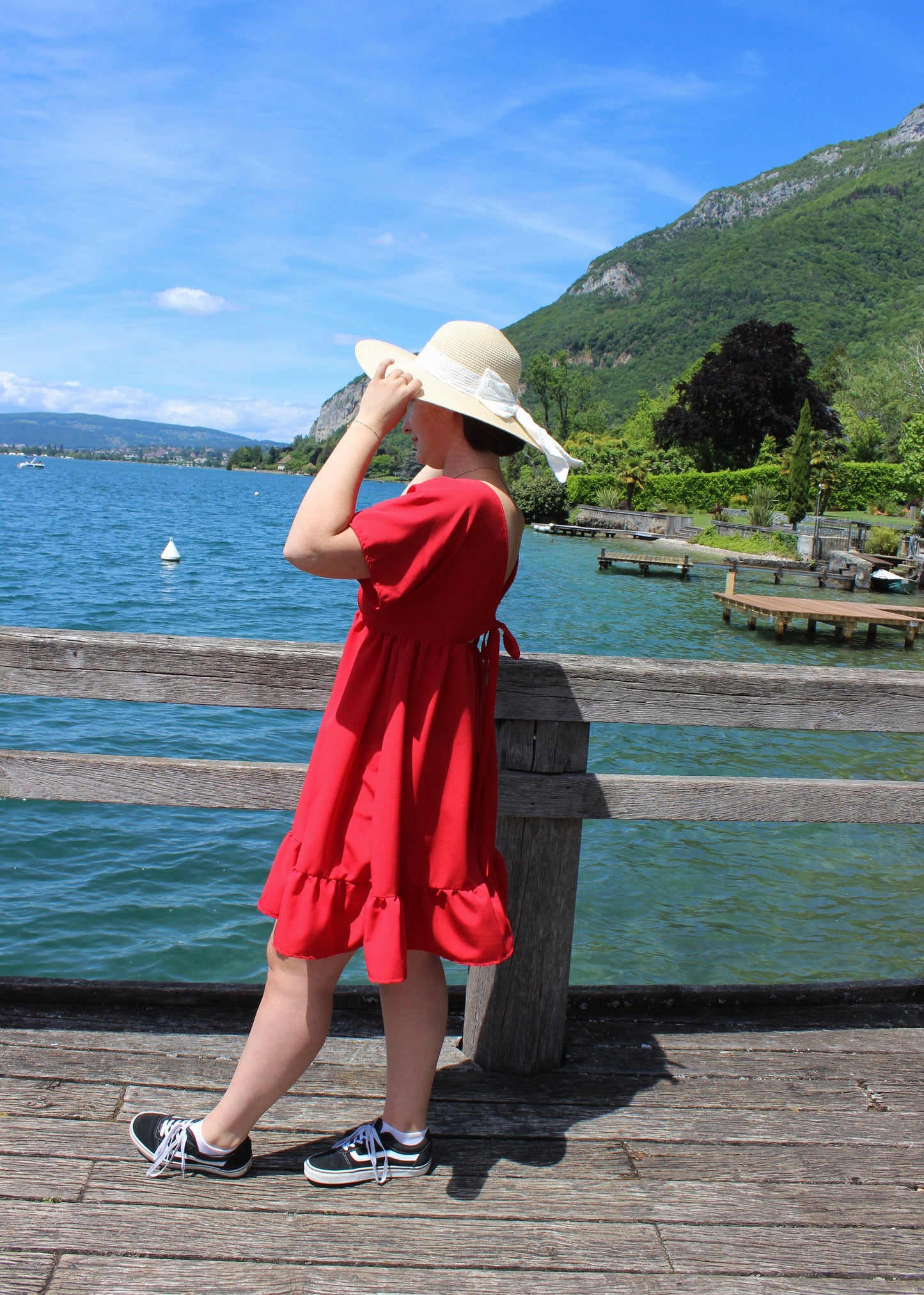 Robe rouge, vue de côté, froncée en bas