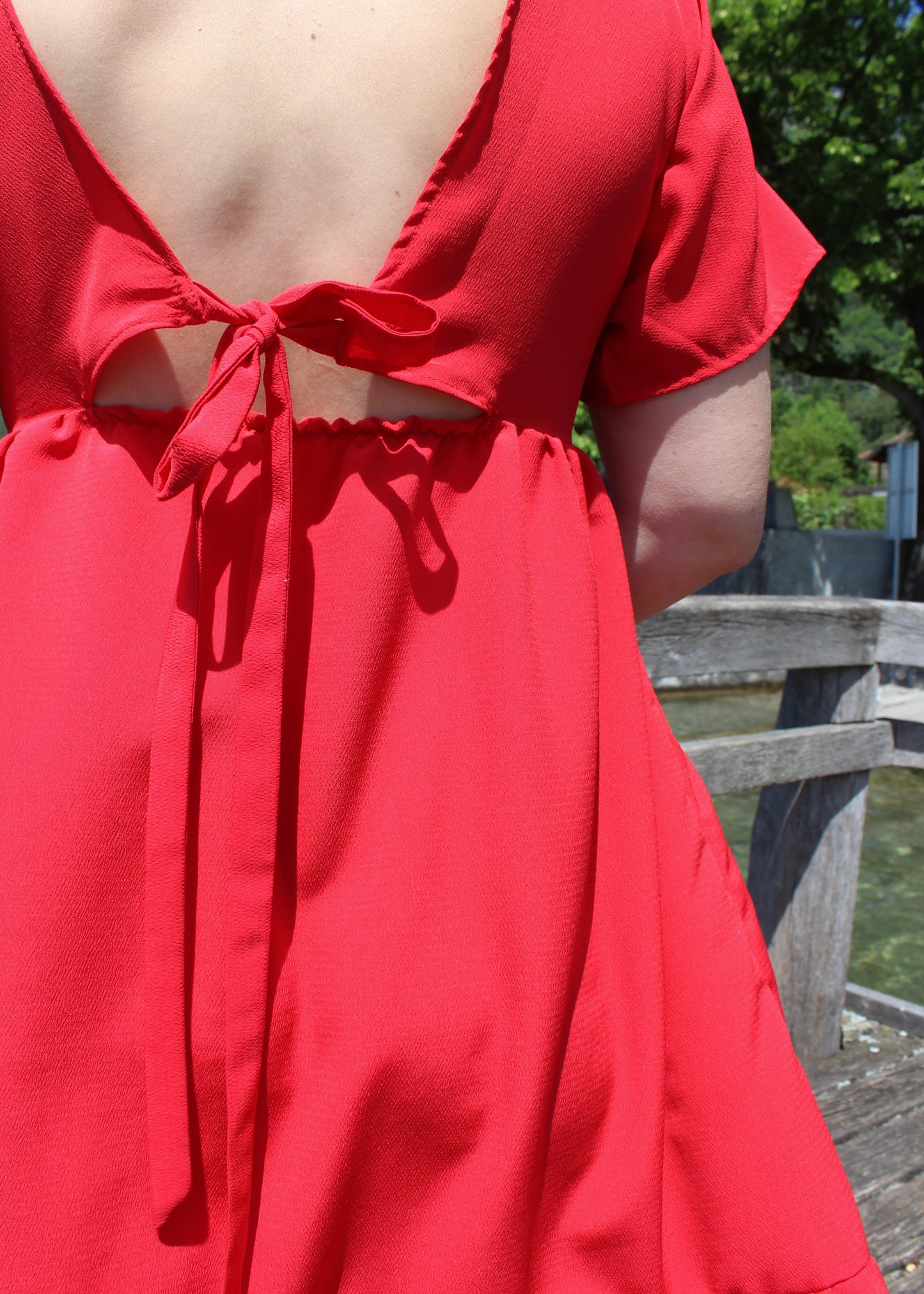 Robe rouge, zoom sur le noeud dans le dos