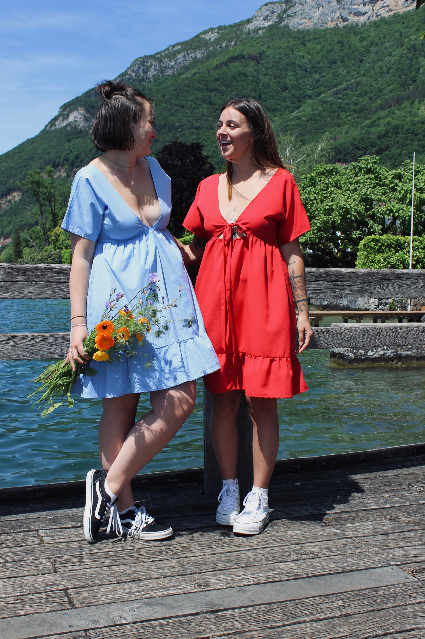 Robes rouge et bleu, au bord du lac, bouquet à la main