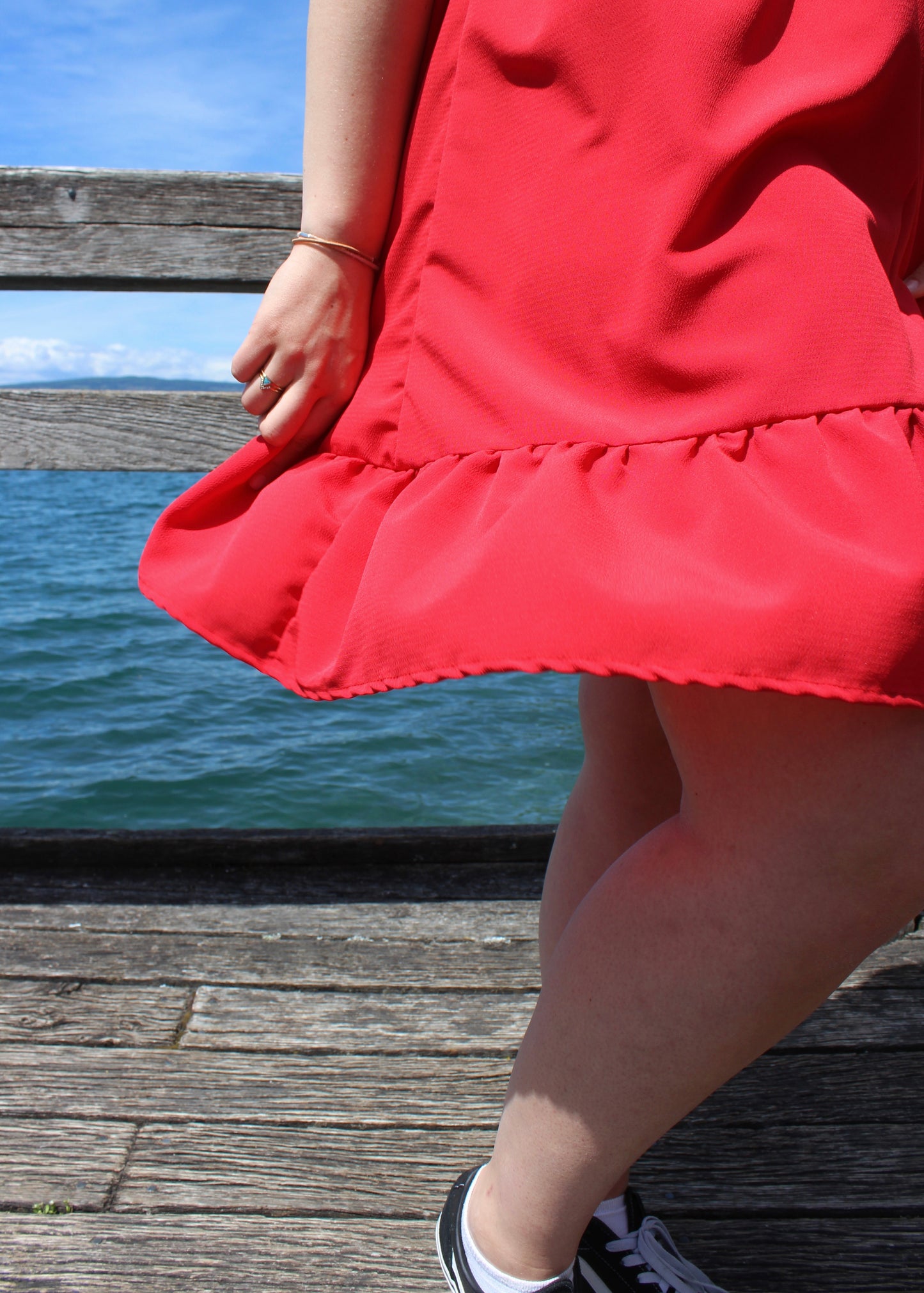 Robe rouge, zoom sur les fronces en bas