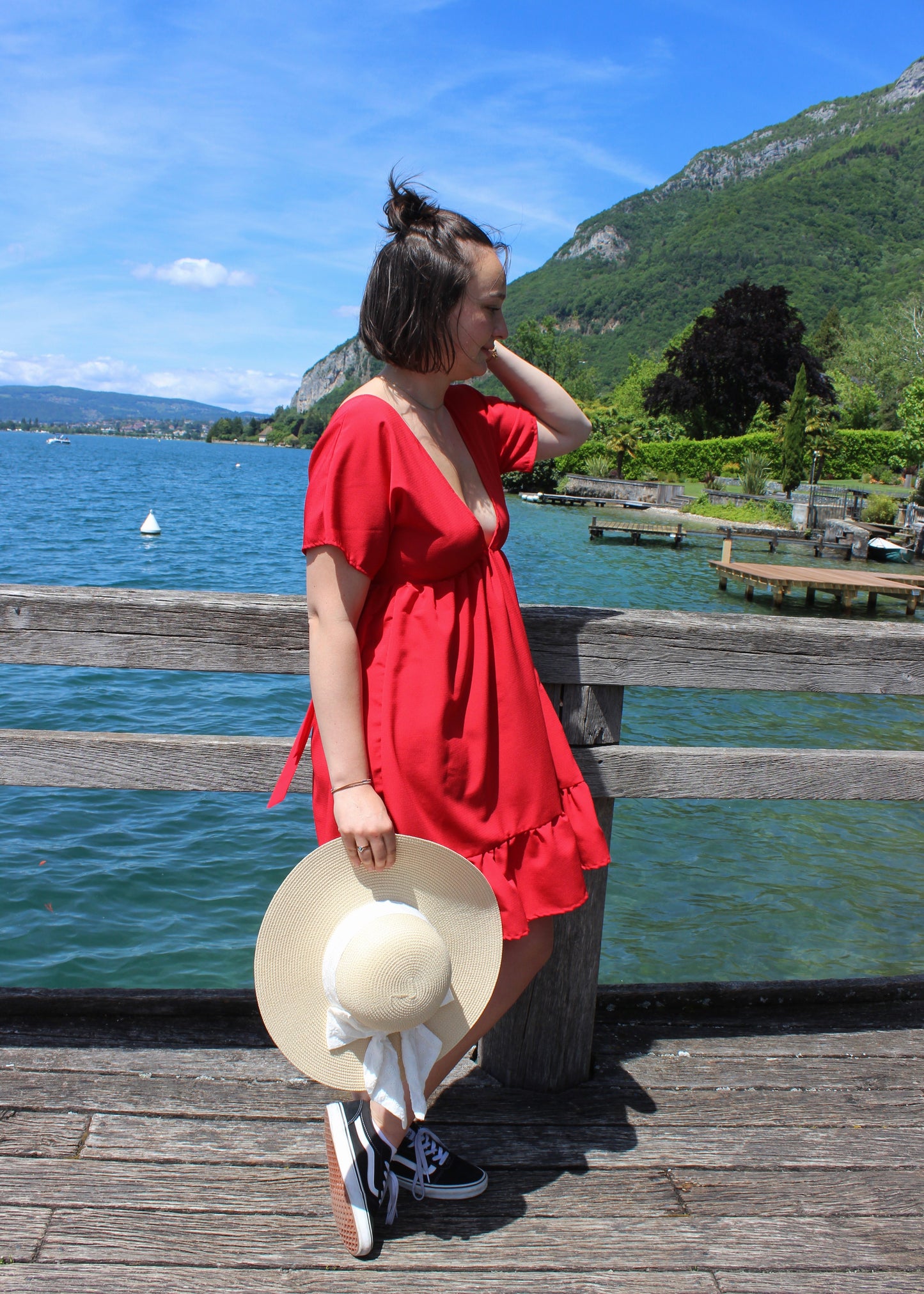 Robe rouge, froncée en bas, vue de côté