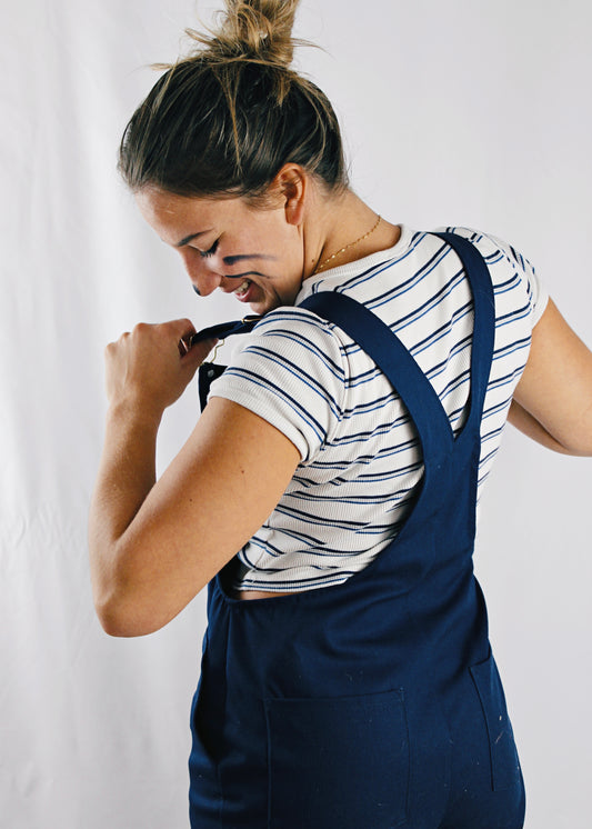 Salopette Bloom bleu marine, vue de dos, zoom sur les bretelles.