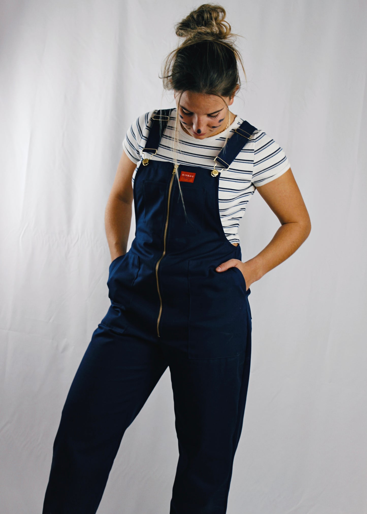 Salopette Bloom bleu marine avec fermeture devant, vue de face.