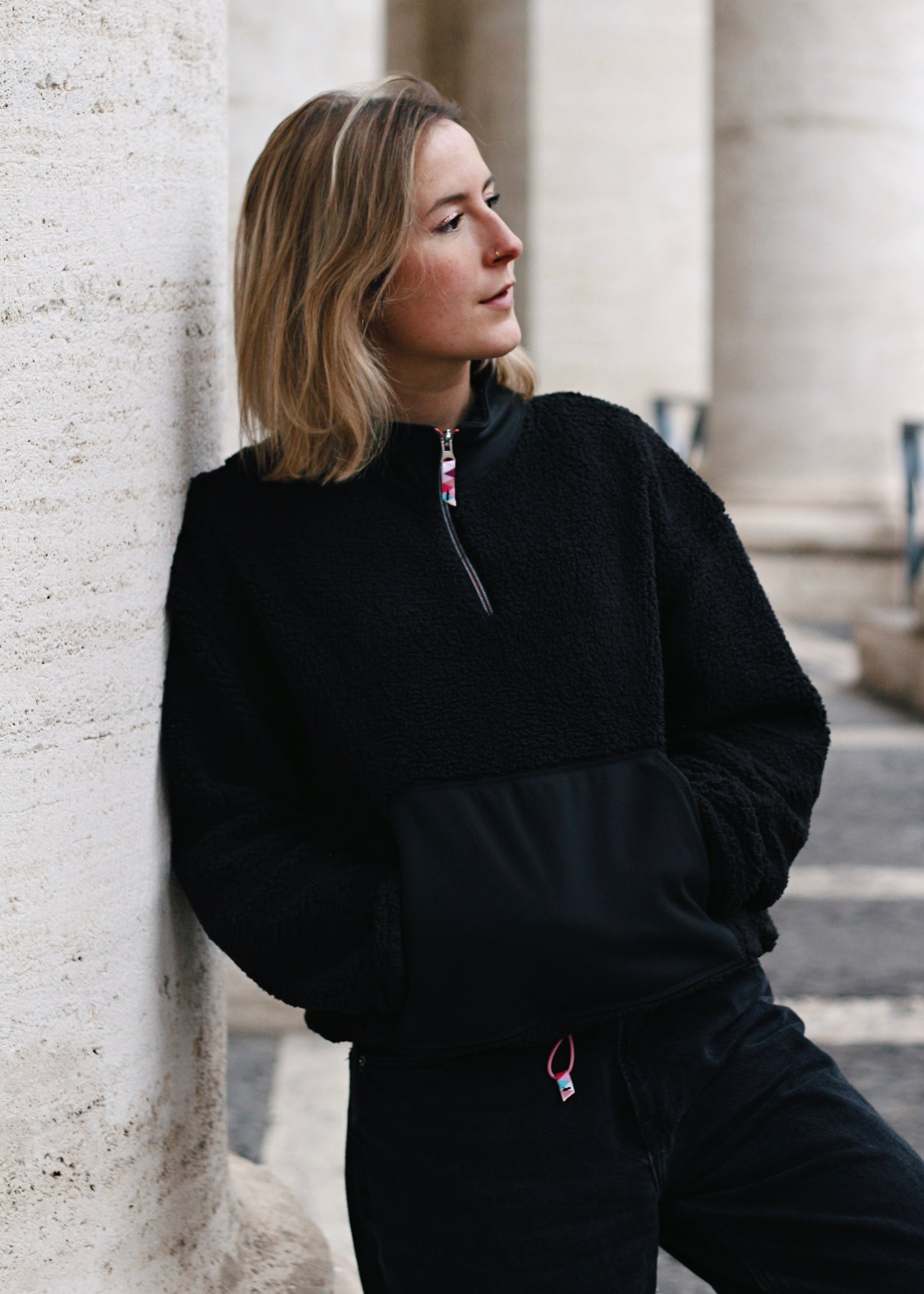 Sweat en Sherpa noir, vue de face avec détails zip et serrage