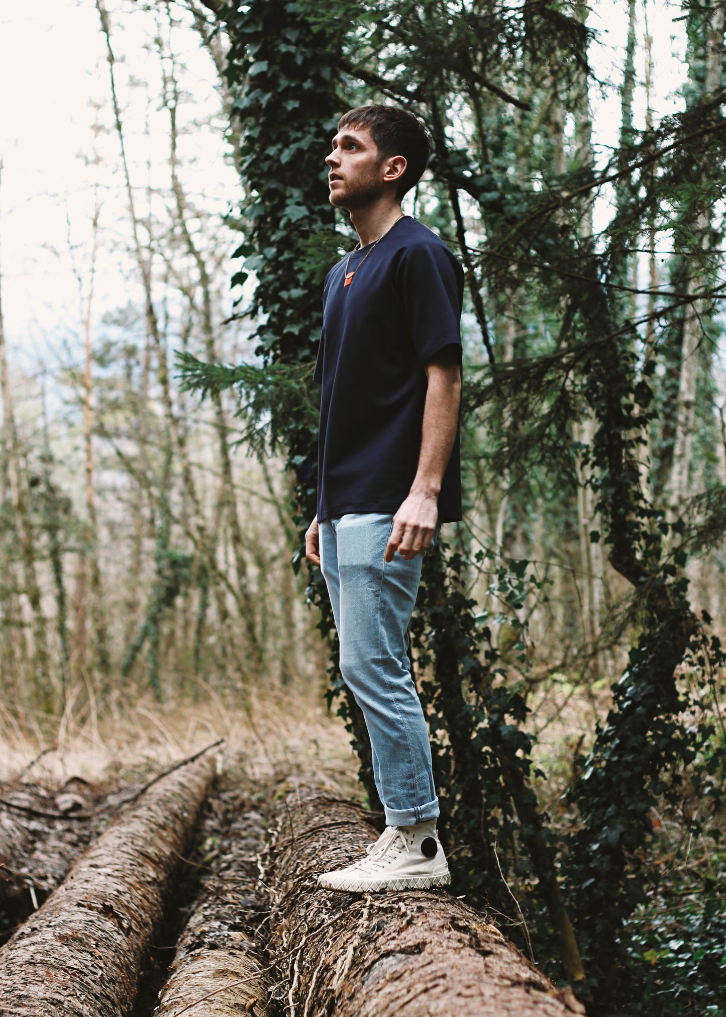 Homme dans la forêt, portant le tshirt Dama marine.