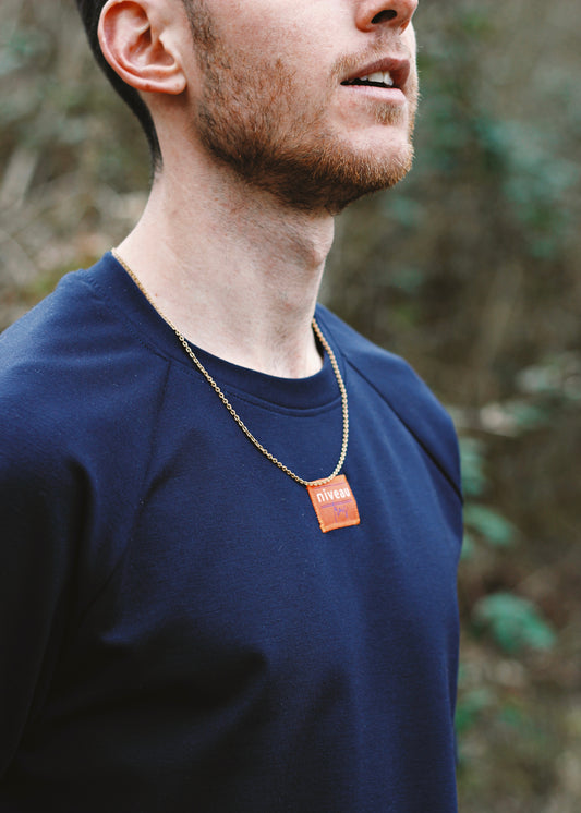 Détail logo devant tshirt Dama marine.