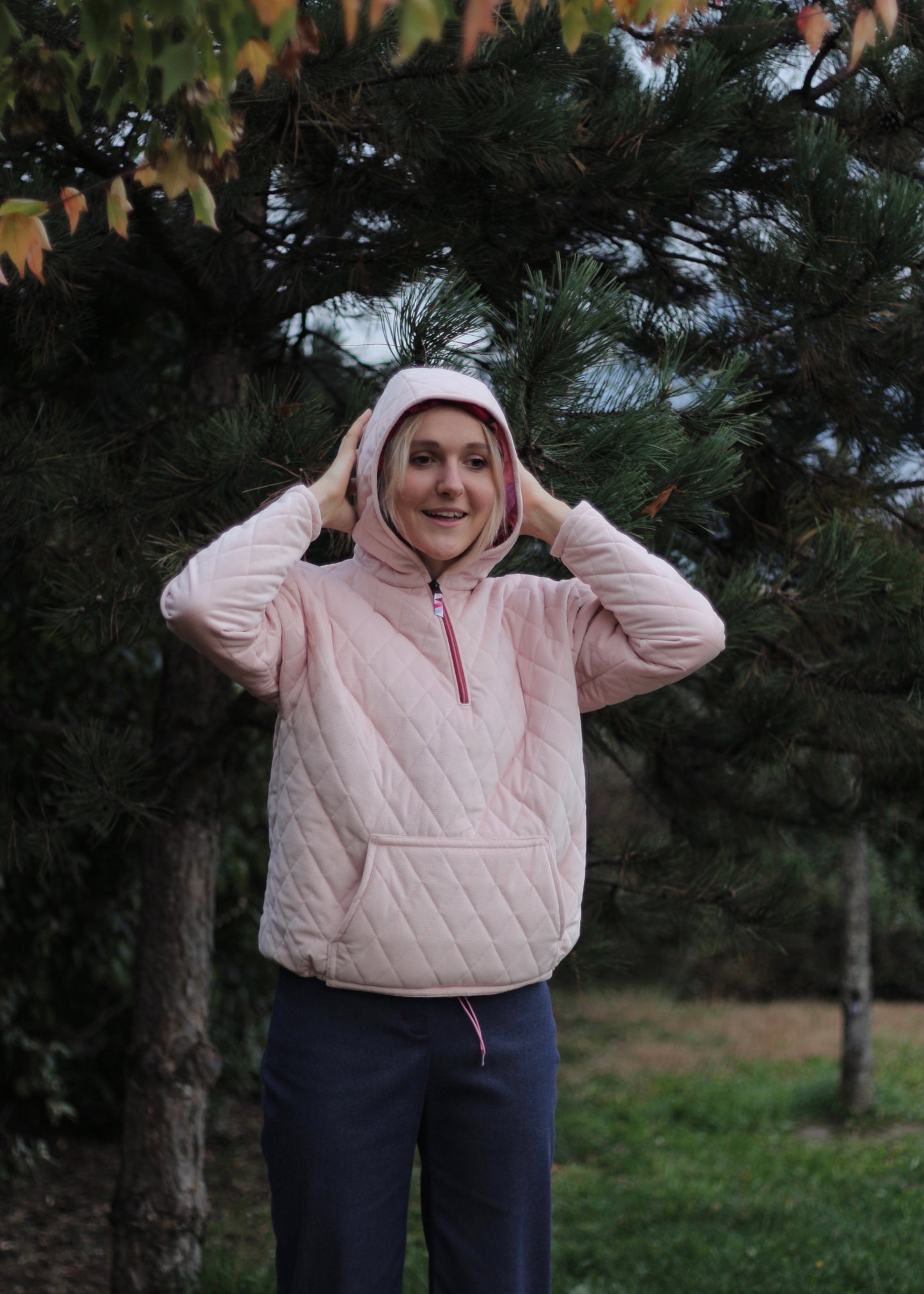 Veste sweat en velours matelassé rose, vue d'ensemble avec capuche