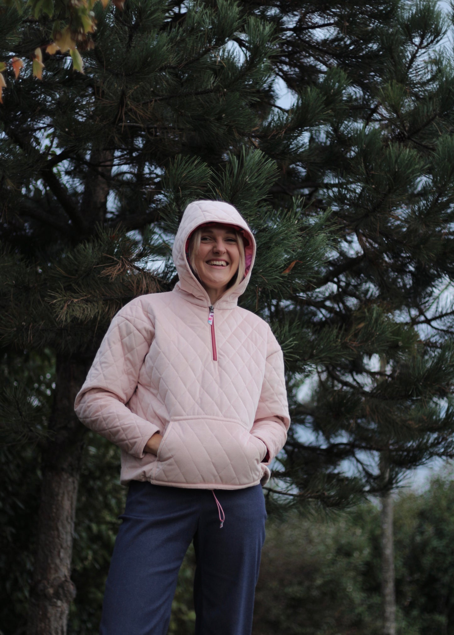 Veste sweat en velours rose, vue avec capuche sur le tête
