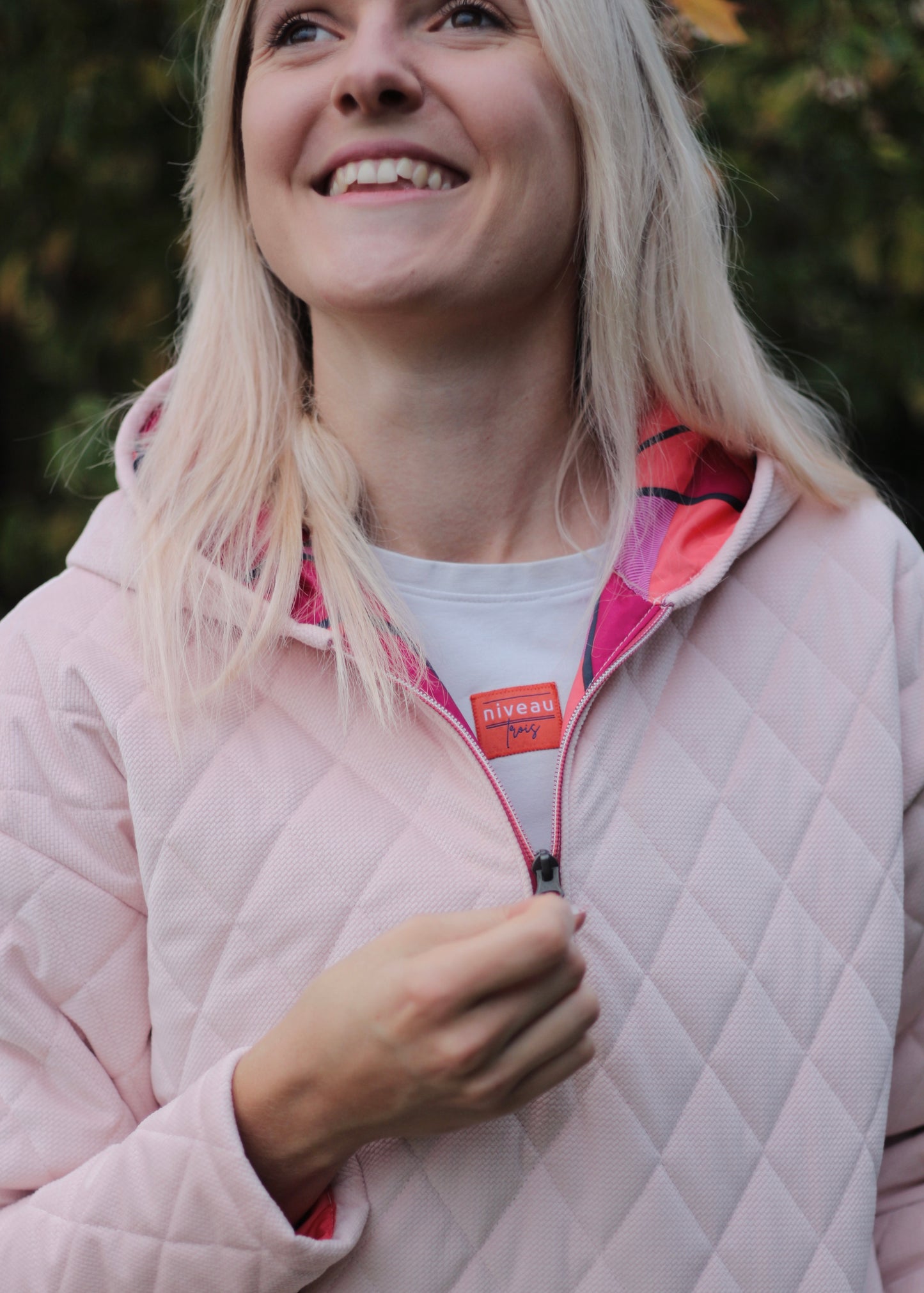 Veste sweat en velours matelassé rose, zoom sur le zip devant et la doublure